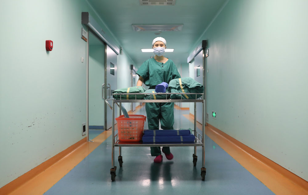 5月11日,在湖南省衡阳市南华大学附属第二医院手术室,陈雪池推着