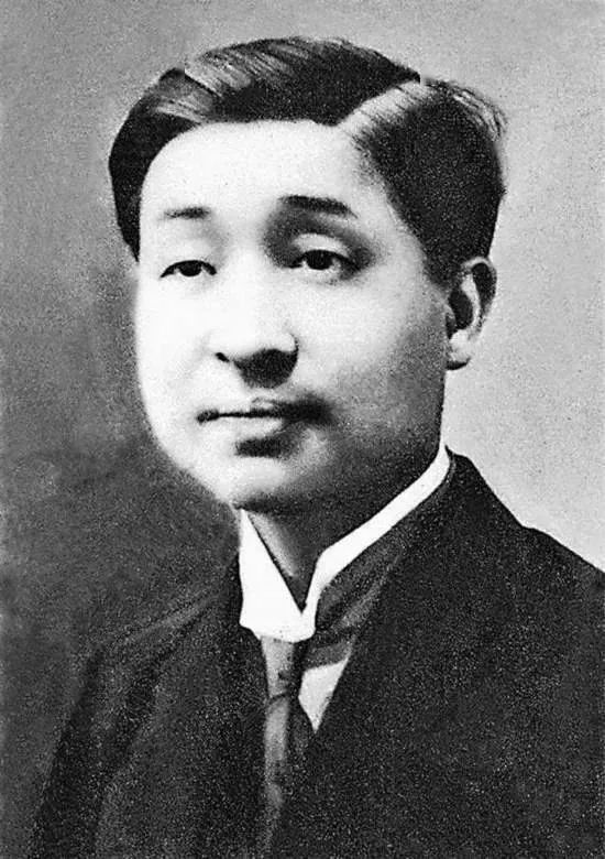 《悬崖之上》里的张宪臣,遭遇电刑的时候,口吐白沫