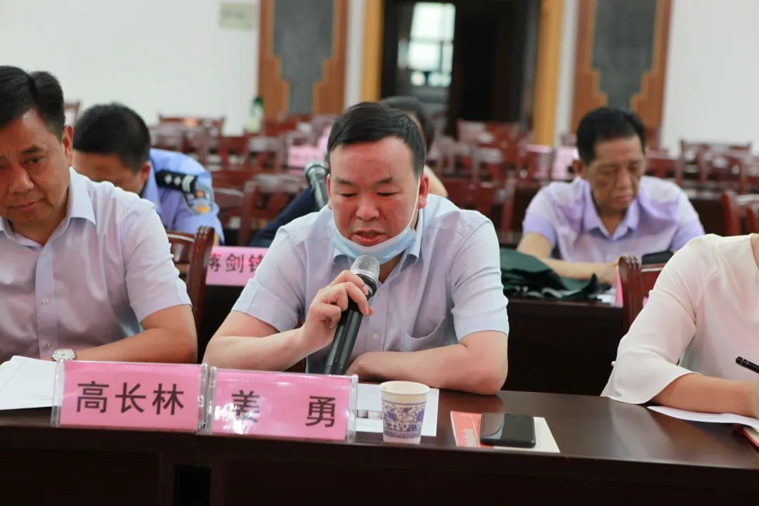 会上,秭归法院审判委员会专职委员周志元同志介绍了