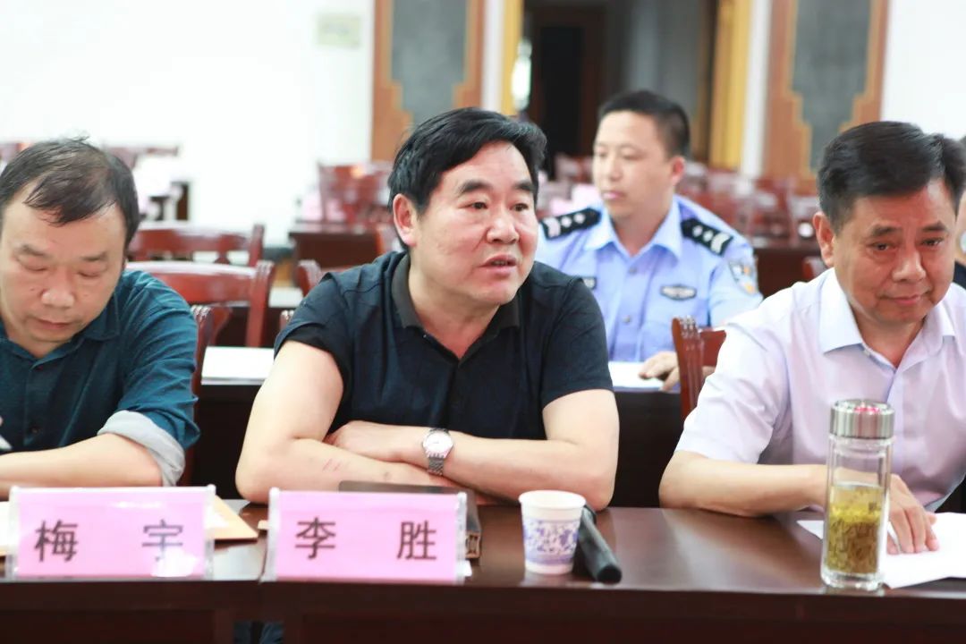 会上,秭归法院审判委员会专职委员周志元同志介绍了我院政法队伍教育