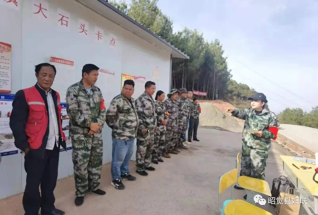 县妇联3名在编职工下沉3名人员,在联系村解放沟镇大石头村开展林区卡