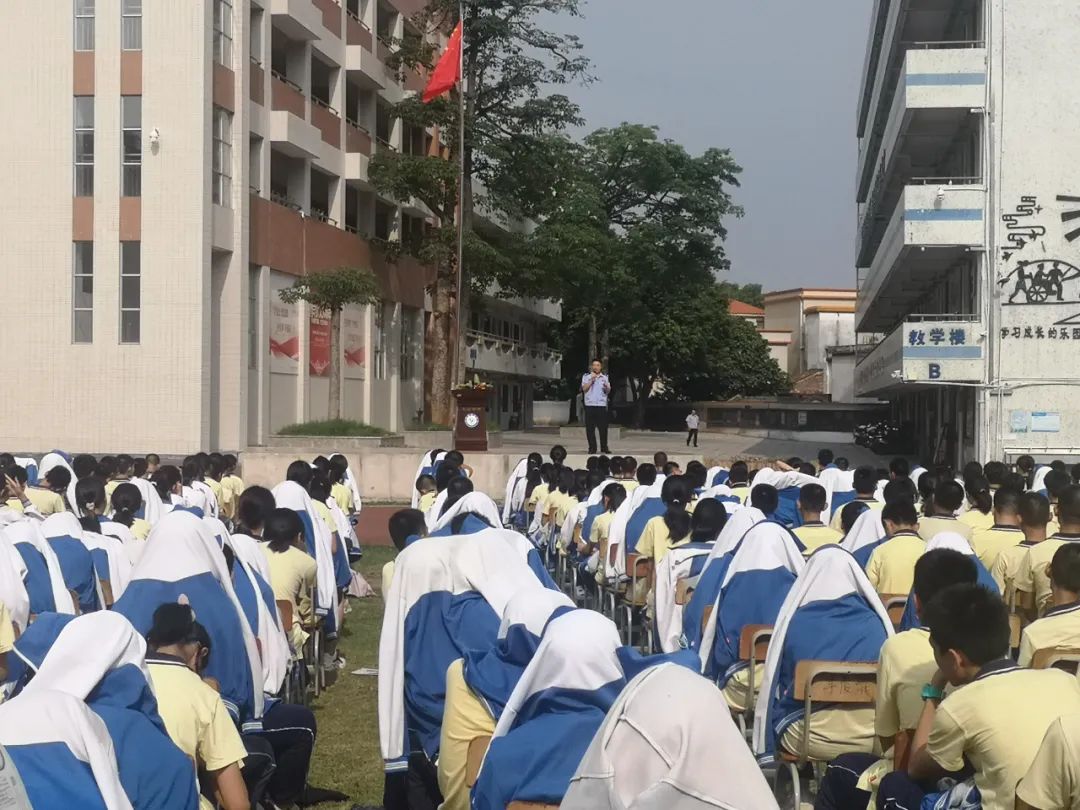 5月7日下午,市强戒所组织2名干警到阜沙中学,通过现场授课讲解,毒品