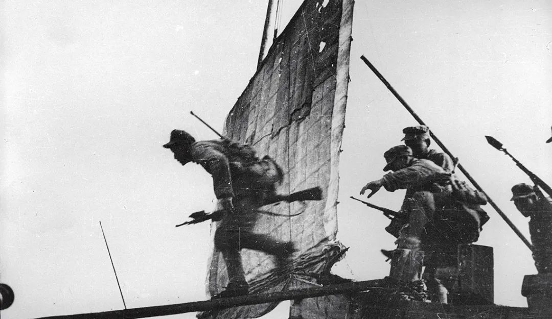 军,从一千余华里的战线上,冲破敌阵,横渡长江……当面之敌亦纷纷溃退