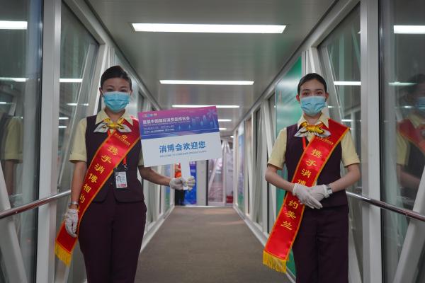 "5月7日,来自北京的肖女士一下飞机便看到2名接机引导员和3名志愿者在