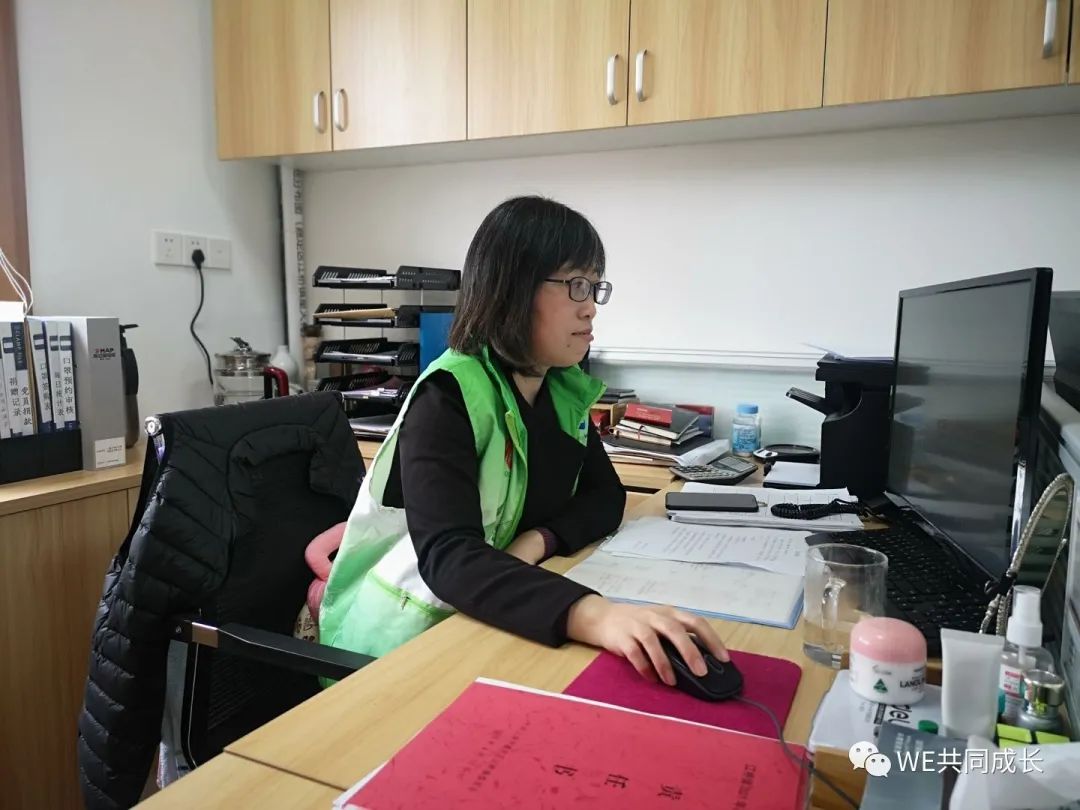 vaccine黄丽娜作为社区计生协骨干,早7点到晚7点,一站就是12个小时,这