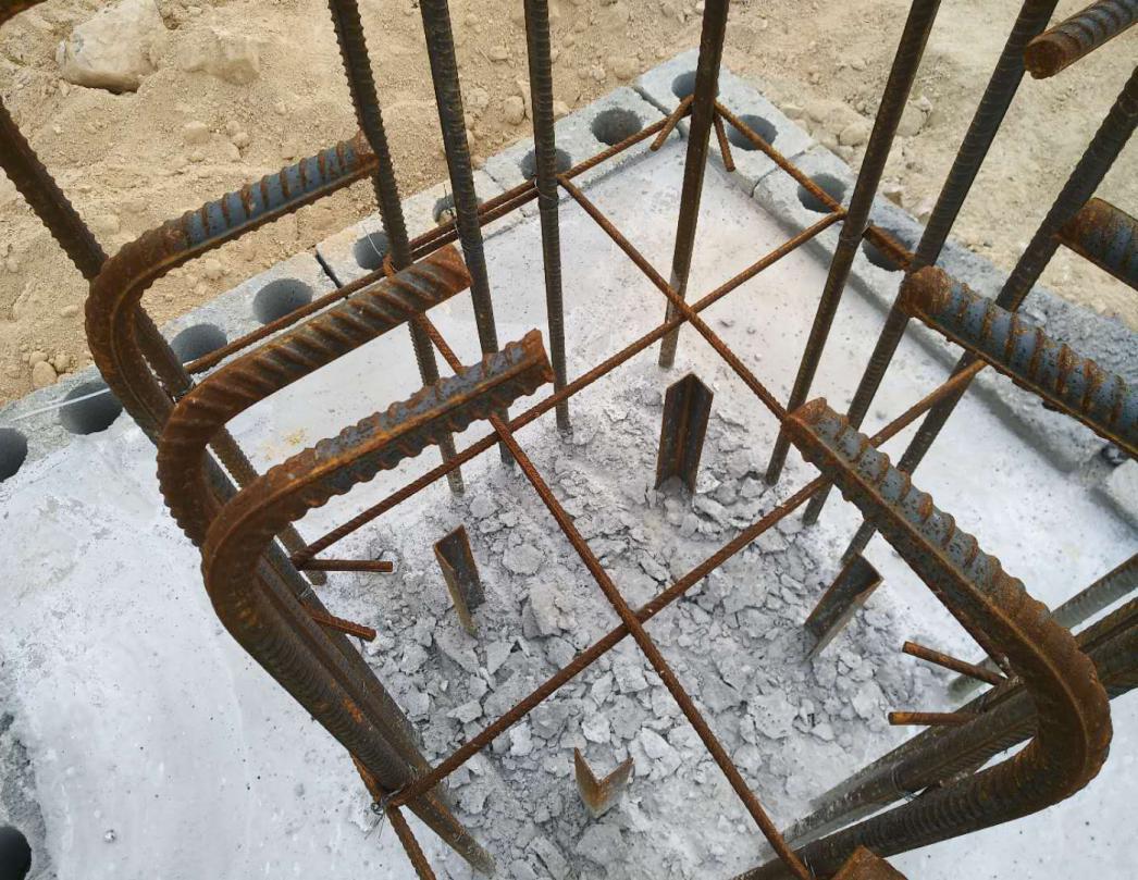 上部加固"的施工方法下部采用模板将套管位置进行定位限制上部采用