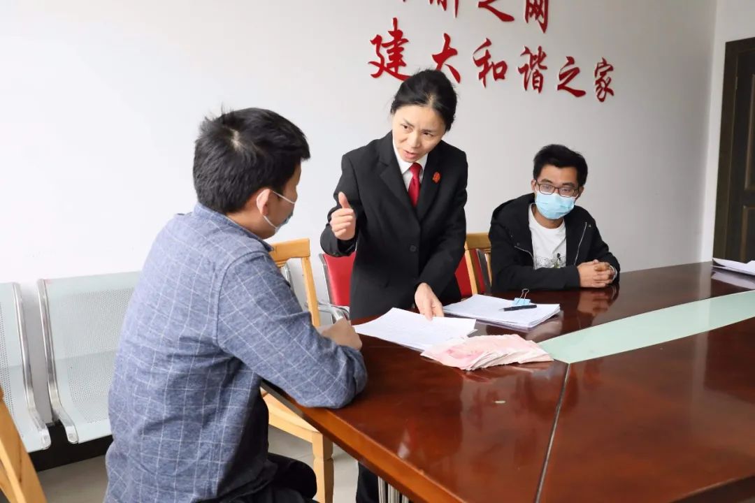 近日,在金安区人民法院诉前调解中心,专职调解员何琼又成功化解了一起