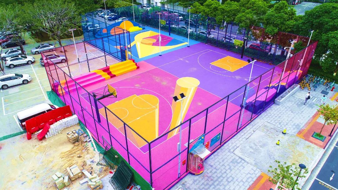 大面积拼接的色块,让怡海3d涂鸦篮球场焕然一新.摄/容铸华