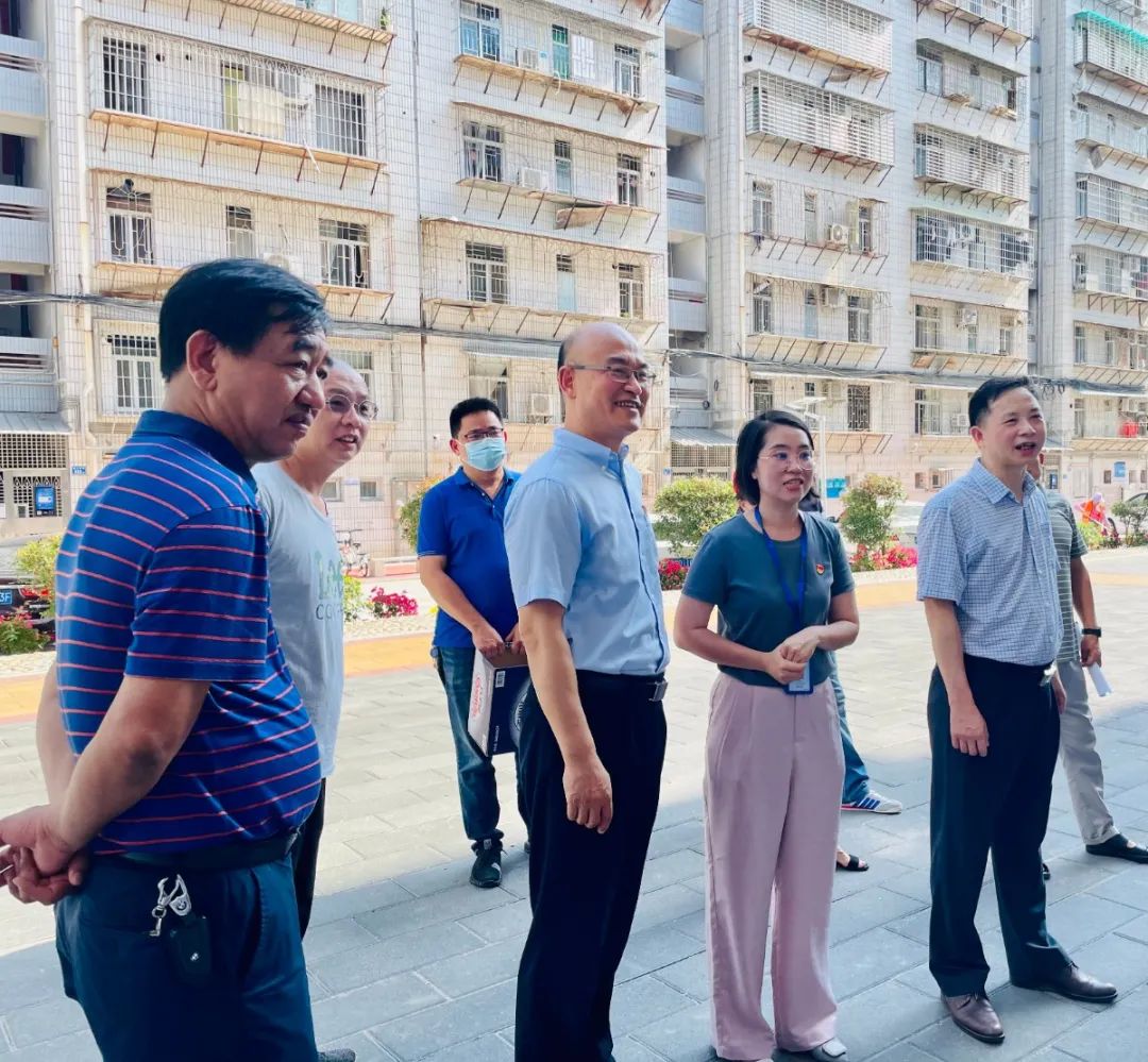 5月12日下午,区长林重阳,副区长洪耀同带队深入园山小区,长乐一期小区