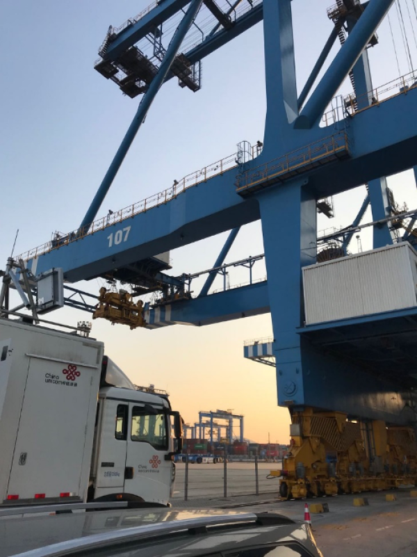 青岛港岸桥吊车5g远程控制操作现场