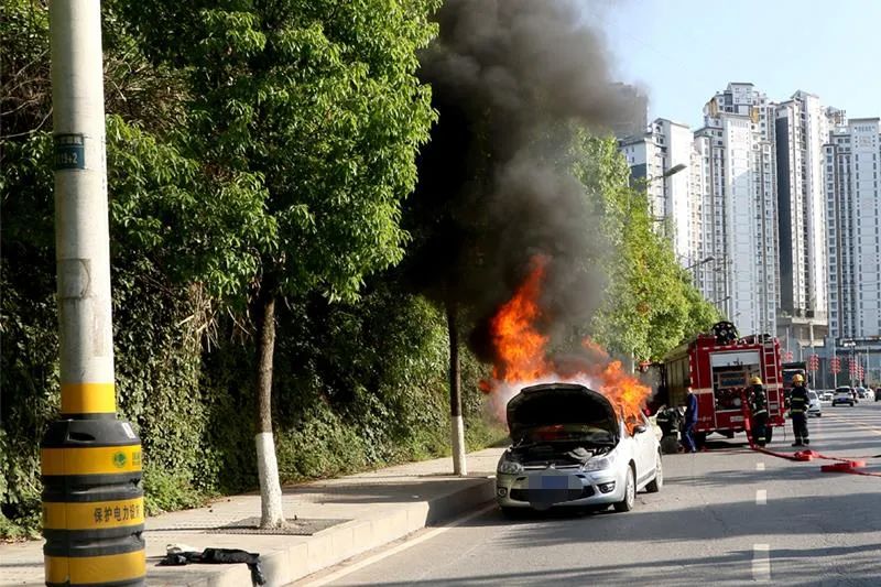 车子起火车主惊慌 消防员2秒抵达战场