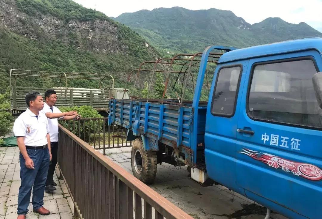 几年后,他们还曾受邀请回汶川,看一看被珍藏的"老伙计"三轮车,看一看