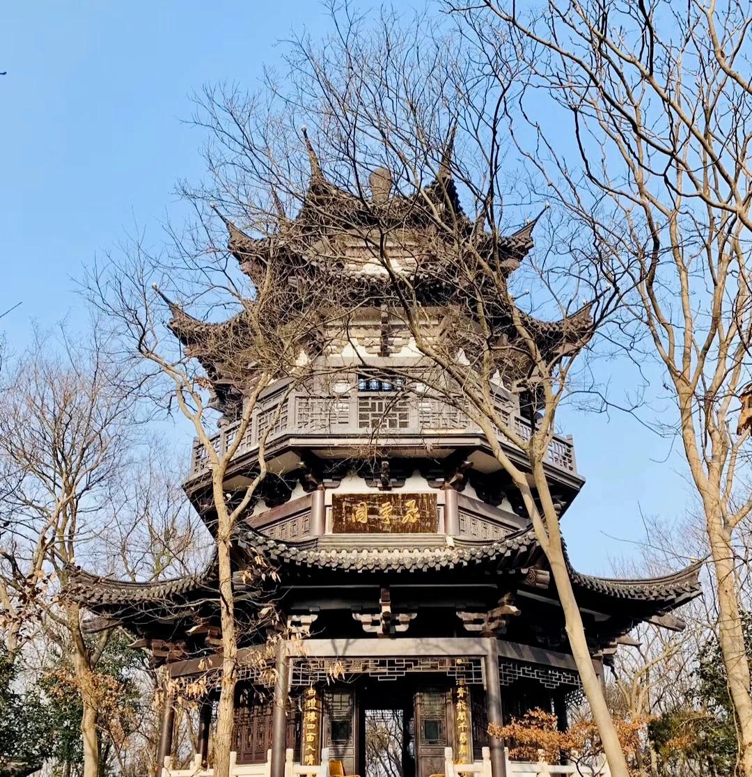 寺,北固楼,多景楼,天下第一江山石刻,铁塔,祭江亭,还有狠石,溜马涧