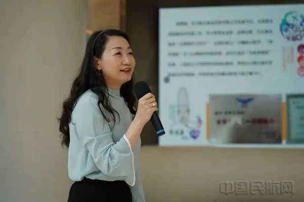 东航客舱部总经理钟雯进行汇报