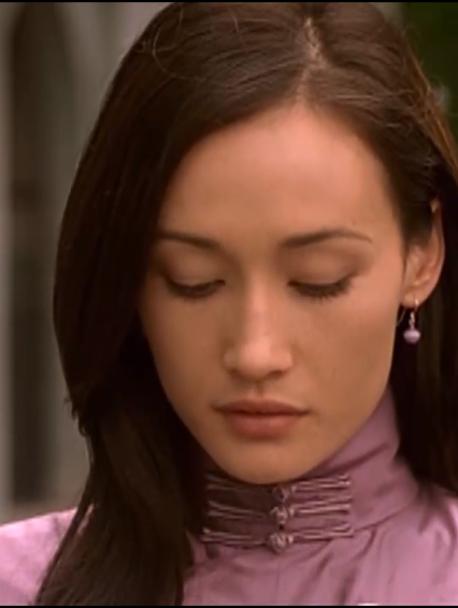 身着旗袍的"美玲"与一位金发碧眼的男子一见钟情,后来女儿"何融"也走