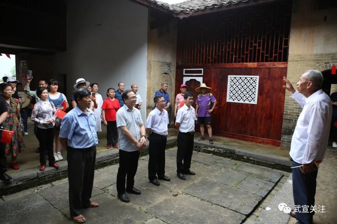 全体人员聆听老师讲党史故事全体人员在韦天强故居参观学习通过学习