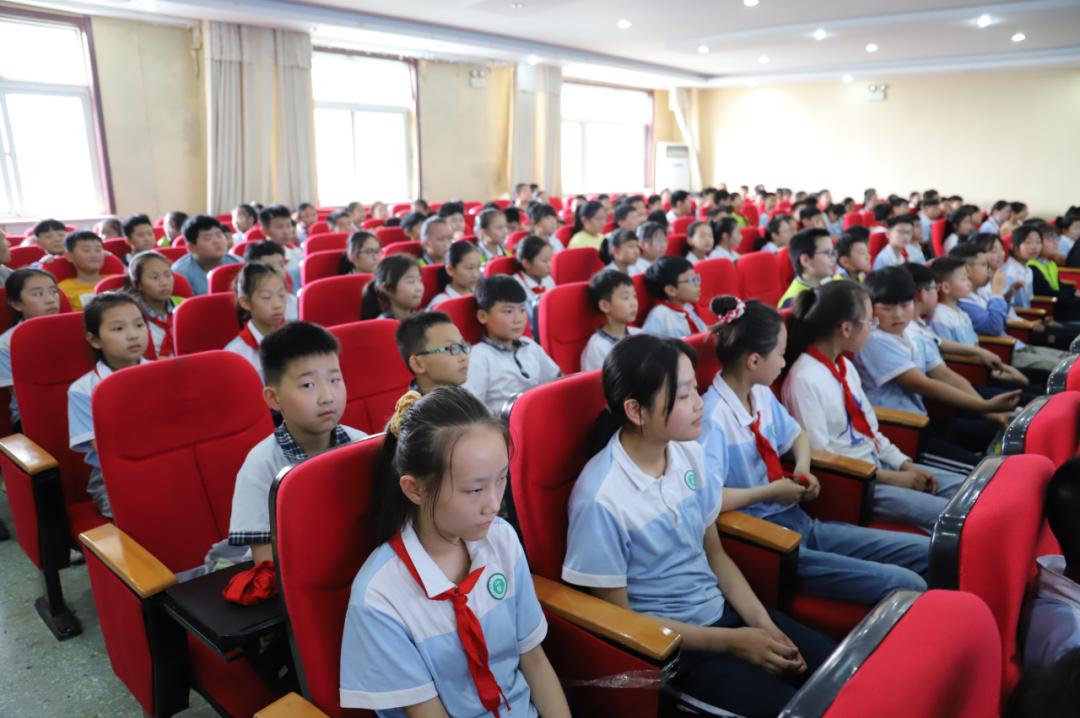 关爱青少年我们在行动滕州市司法局走进北关小学举办法治报告会