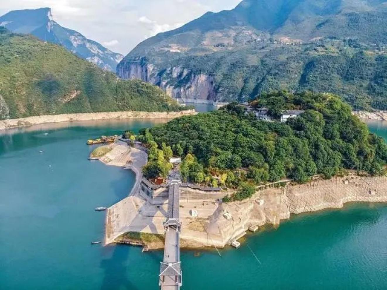 托孤诸葛亮,这里是三国故事中的悲伤之地;李白在这里喜极而辞下江陵