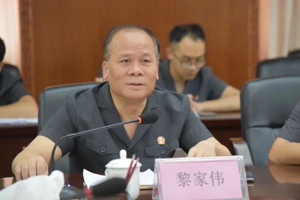 在座谈会上,万秀区人民法院院长黎家伟汇报了万秀法院开展队伍教育