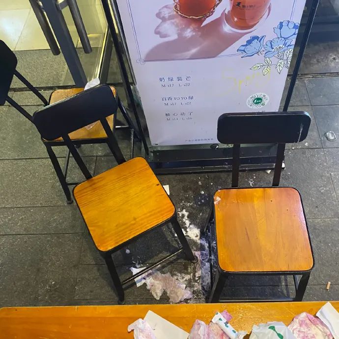 气愤!女子被陌生男子泼奶茶并疑遭录像,警方介入