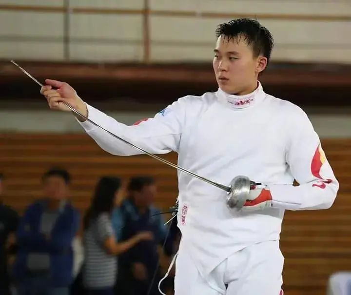 击剑国家级教练员李维仁一眼就看中了有点婴儿肥的"小不点"王子杰