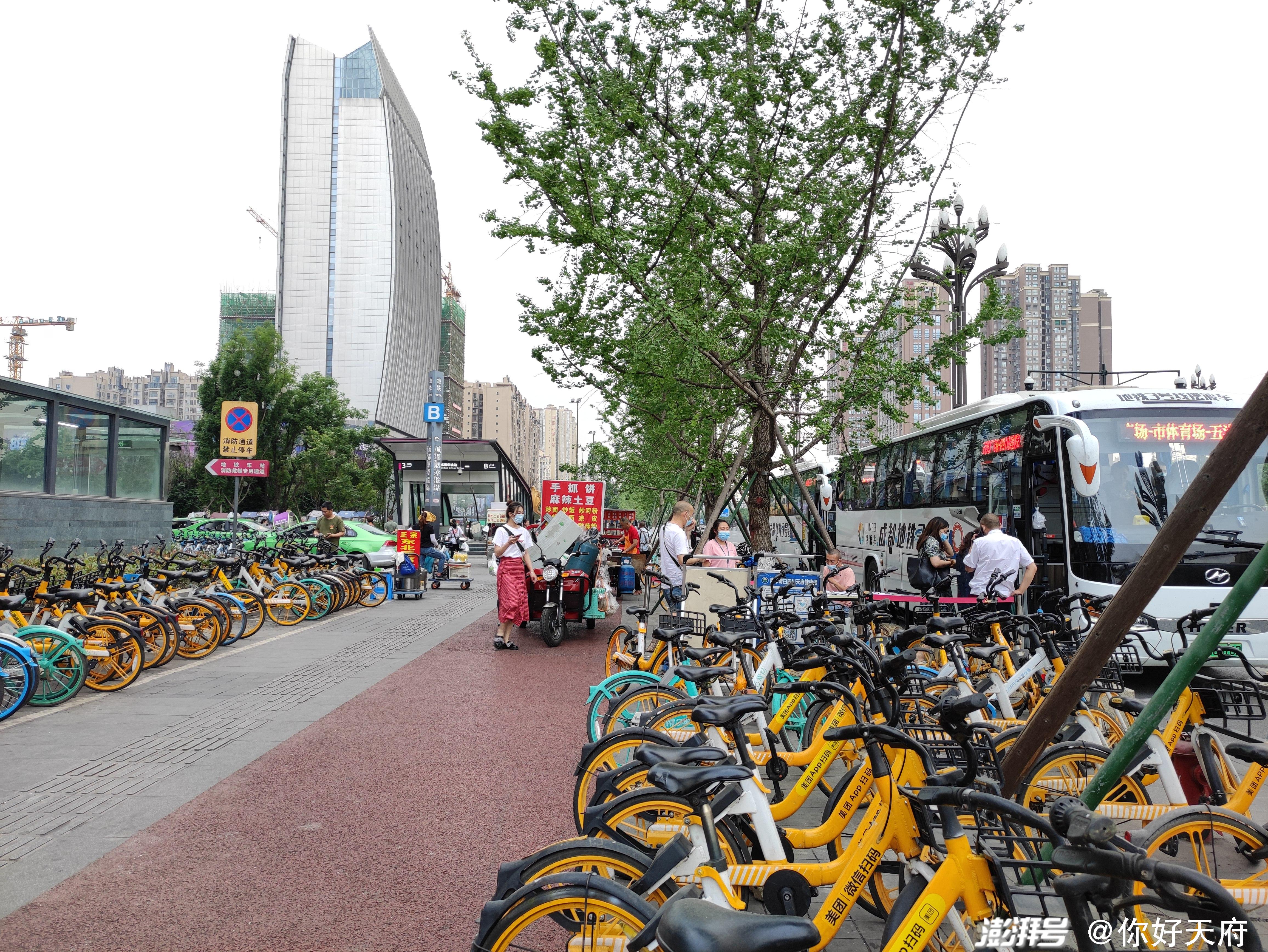 實拍圖:地鐵口的擺渡車