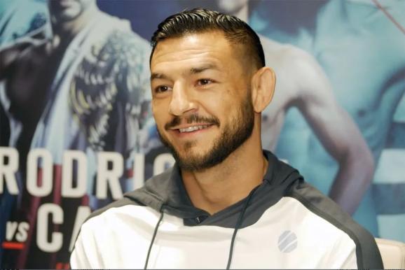 斯旺森三回合判定战胜了"钻石"达斯汀·普瓦里尔以及羽量级"ufc最强