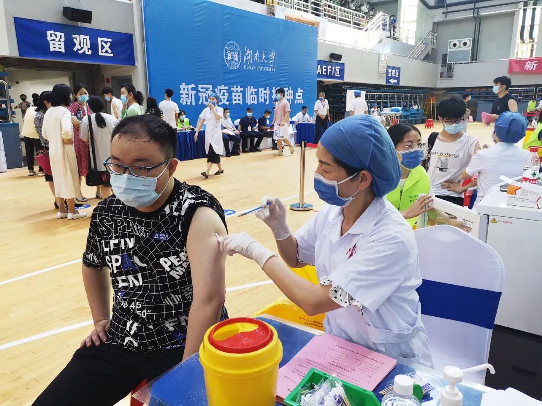 现场直击大科城高校师生撸起袖子一起接种新冠疫苗