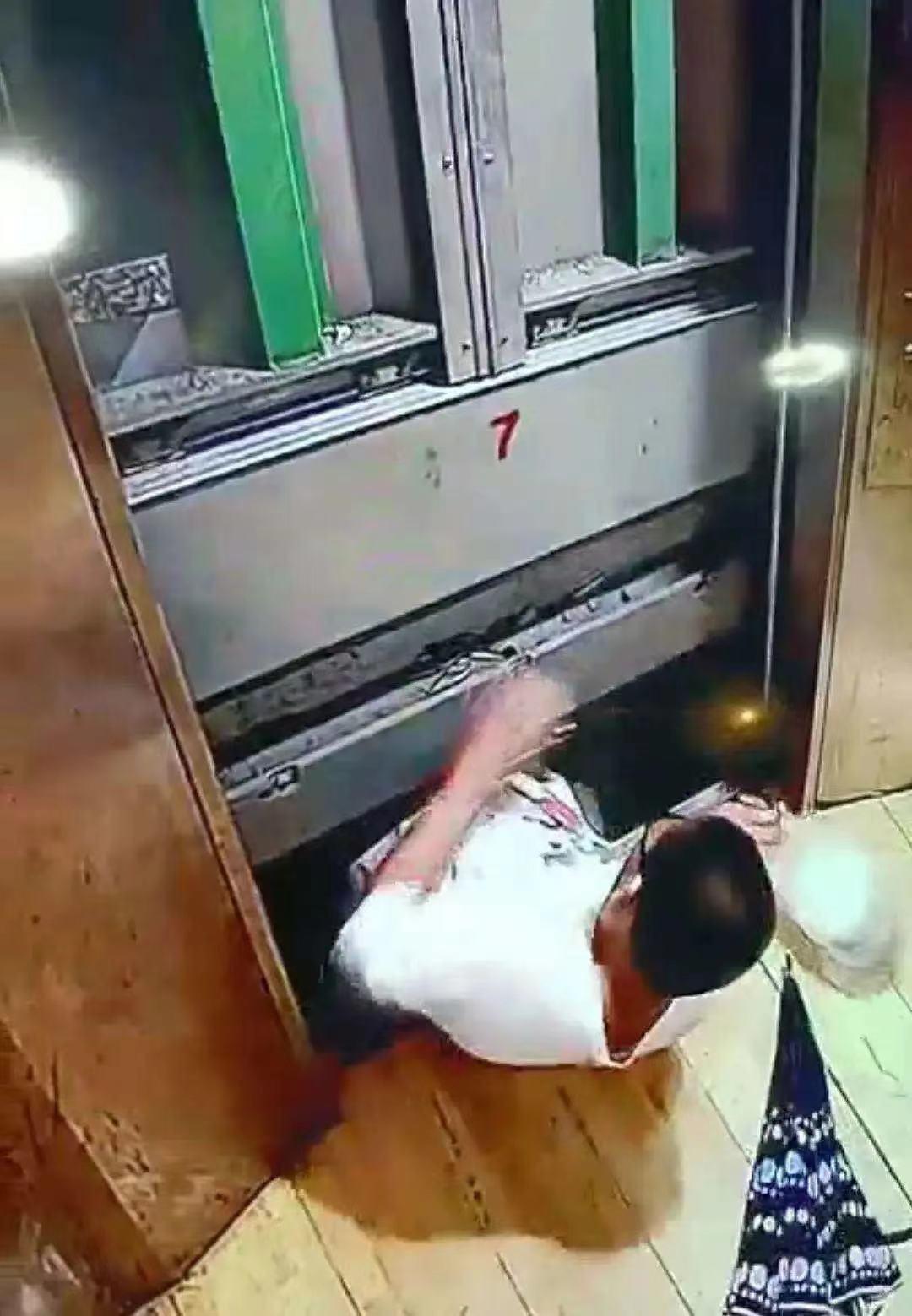 电影里的骗局遇电梯故障扒门能逃生