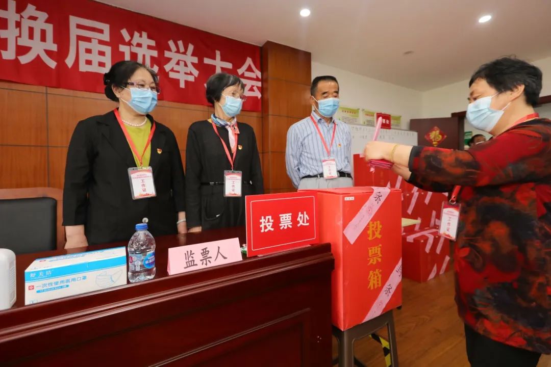 投出神圣一票小布直击浦东居村换届选举现场