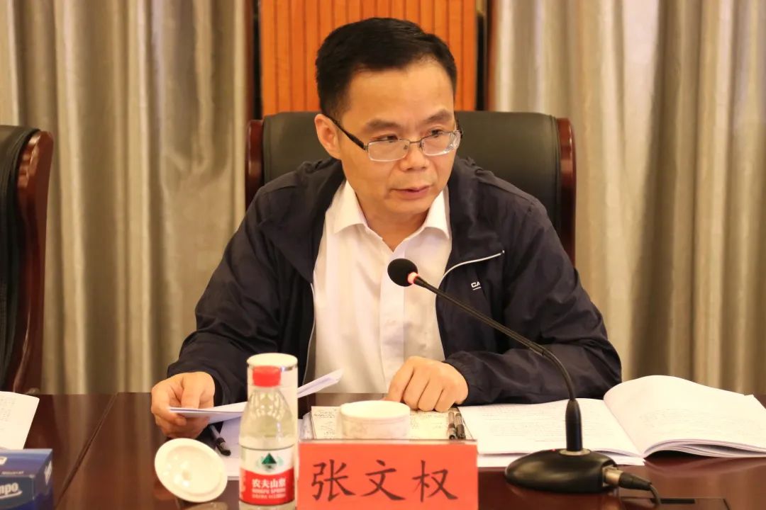 图|左右滑动会上,局党委书记,局长张文权通报民主生活会会前准备情况.