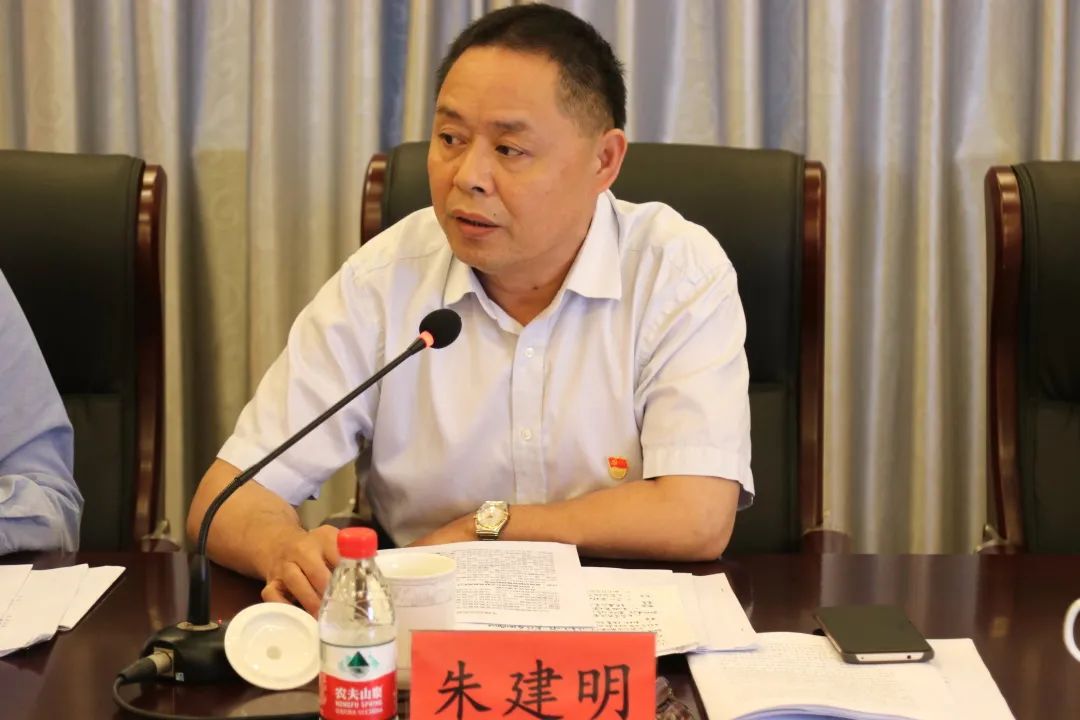 图|左右滑动会上,局党委书记,局长张文权通报民主生活会会前准备情况.