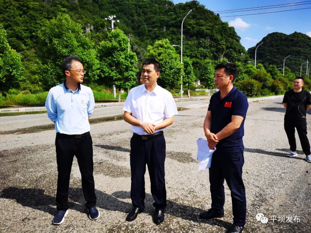 当天,王金源先后来到平坝酒厂异地改扩建项目,金梯村美丽乡村建设项目