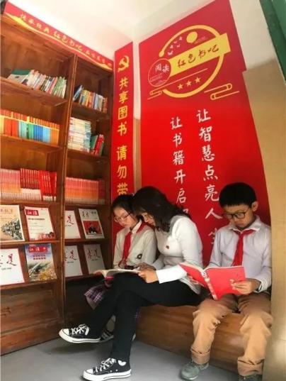 每日午餐后,她都会来红色书吧坐一会儿,与同学们一起看革命历史书籍