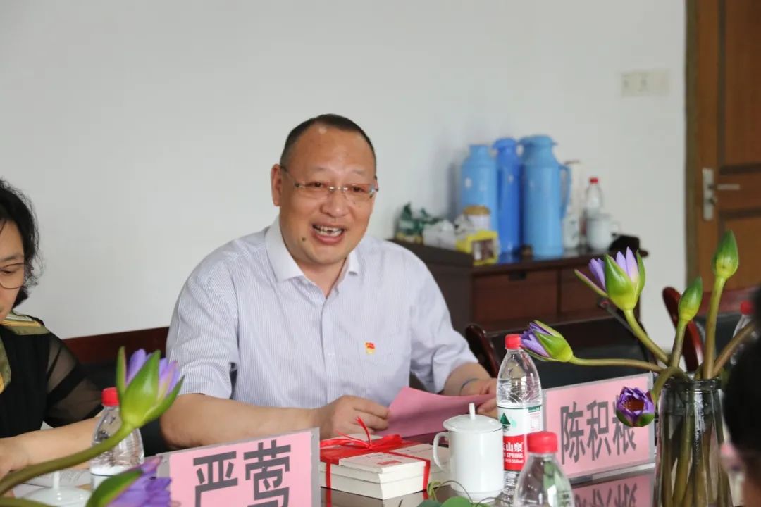 陈积粮夏 欣座谈会前,杭十中向民进市委会赠送了《马叙伦与宗文》等