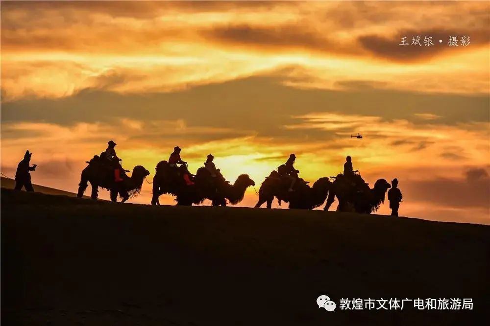 敦煌大漠祥云缭绕出现难得的红云景象