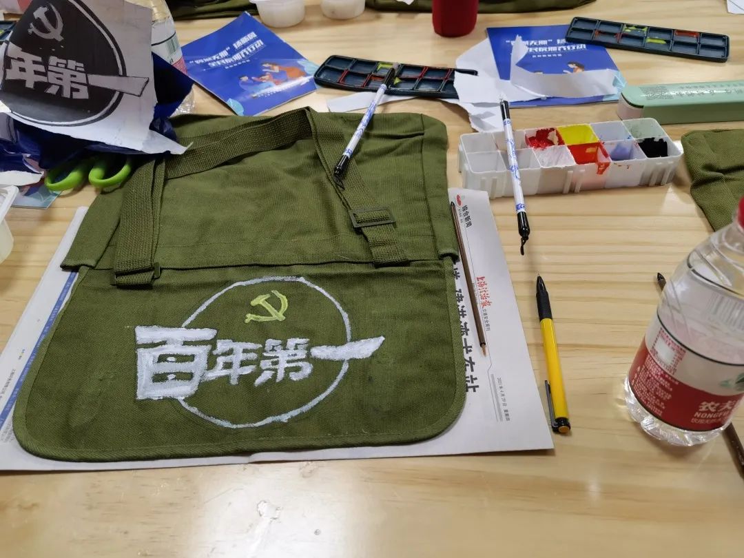 秦塘居委联合街道平安办组织居民在秦塘平安微家开展红军包制作活动