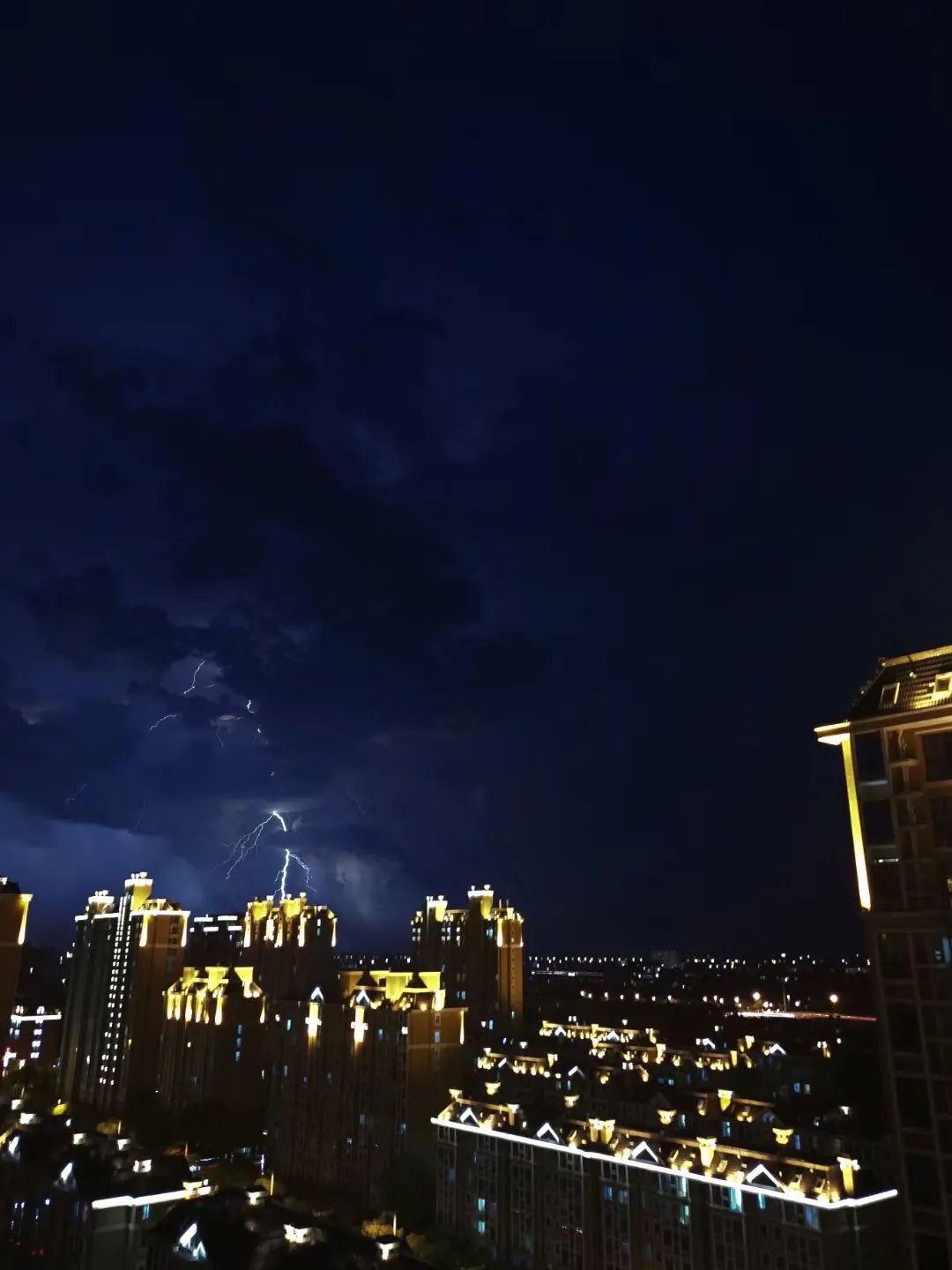 週末渡劫奉賢昨夜雷暴大風冰雹灌頂你有被嚇到嗎