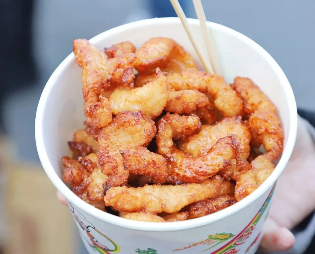 每个哈师大学生,都在这排过队吃七仔锅包鸡柳;△ 哈师大夜市和正宗烤