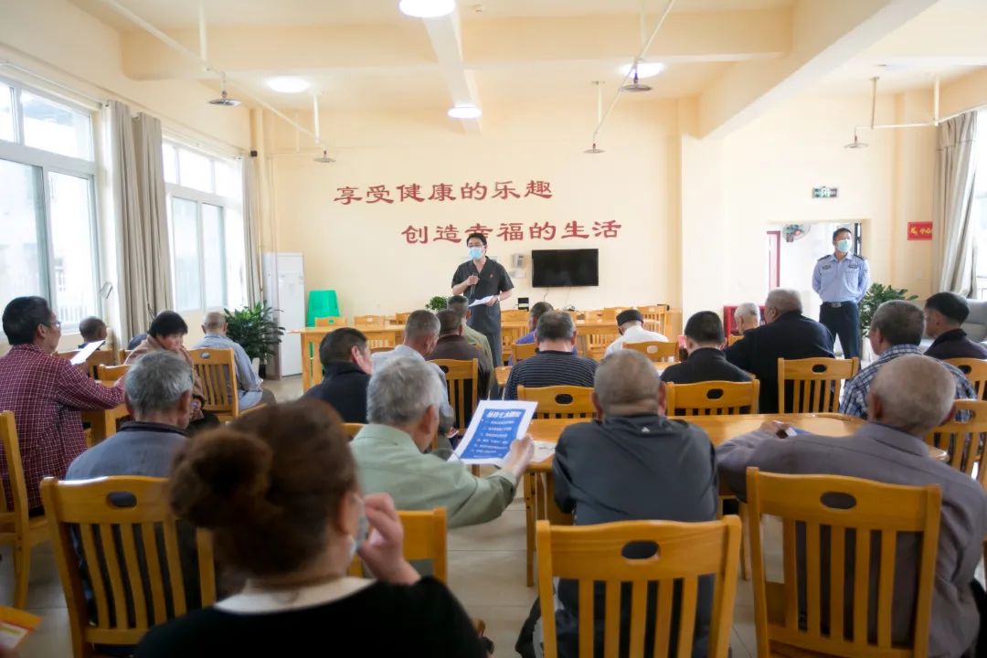 走進永川區金龍鎮養老服務中心,為三十餘名老人講解反詐騙和民法典