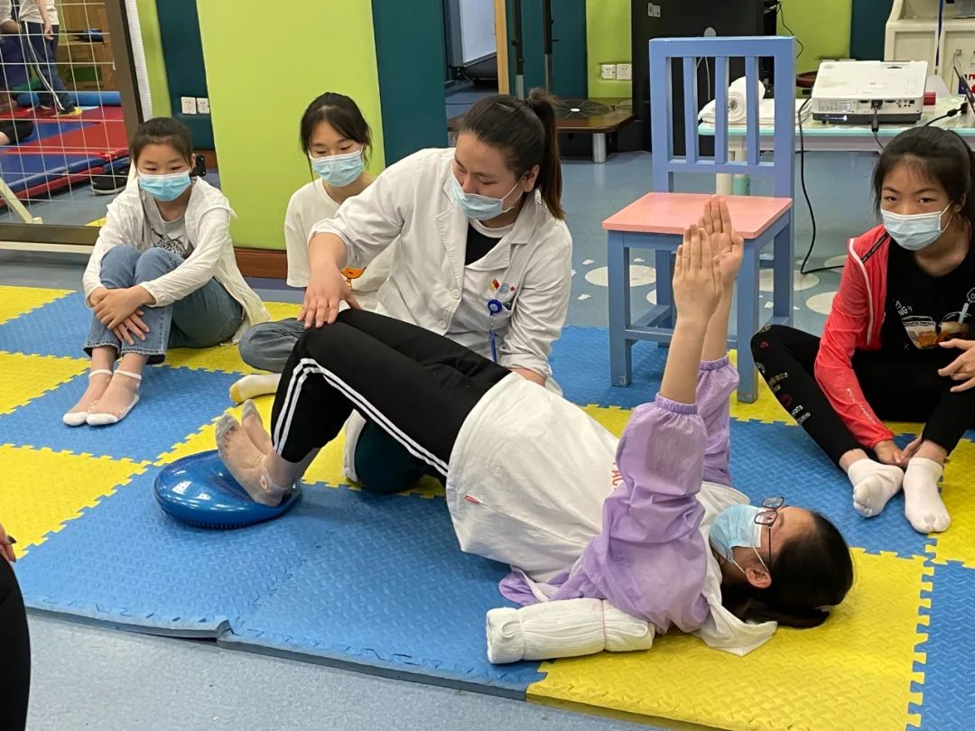 健康惠民行新华医院第31次全国残助日儿童脊柱侧弯家庭康复健康科普