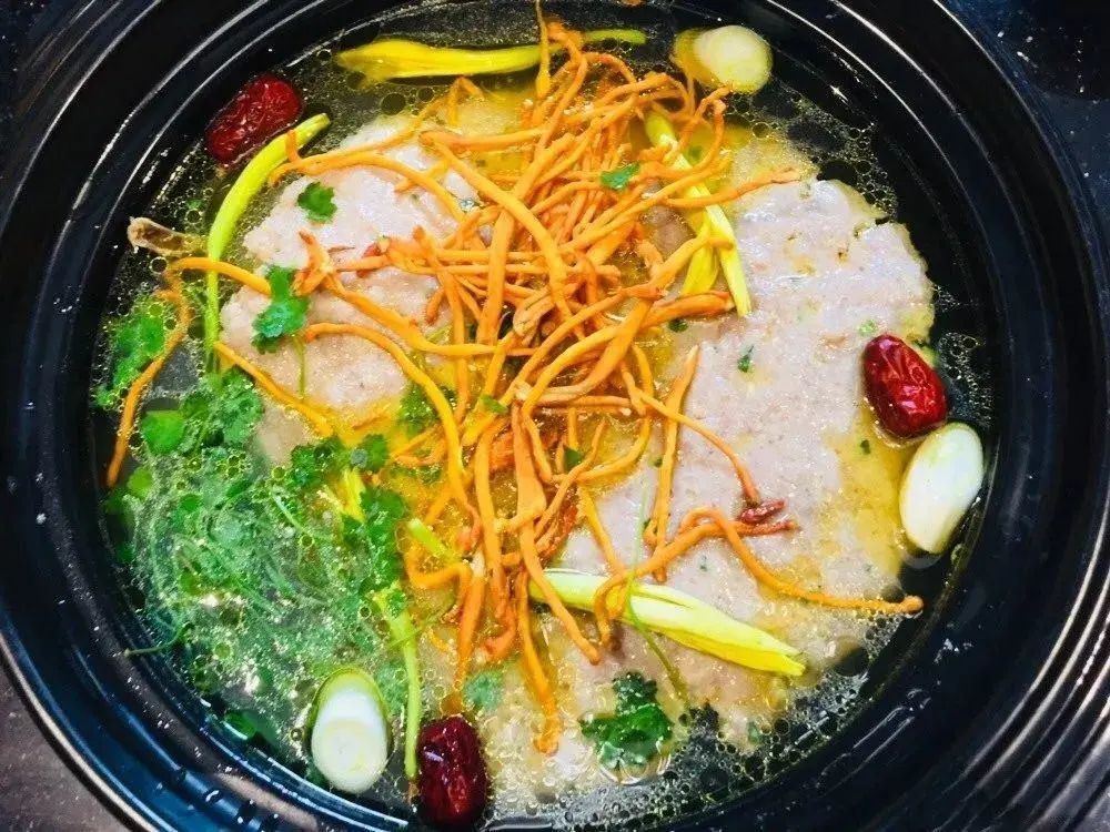 来龙里旅行,必不可少的美食就是肉饼鸡,这道菜的灵魂就是鲜味的碰撞