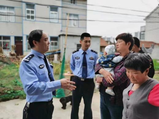 5月12日,海门所民警在江堤巡逻时,发现一位老人正欲将江堤上一块倒掉