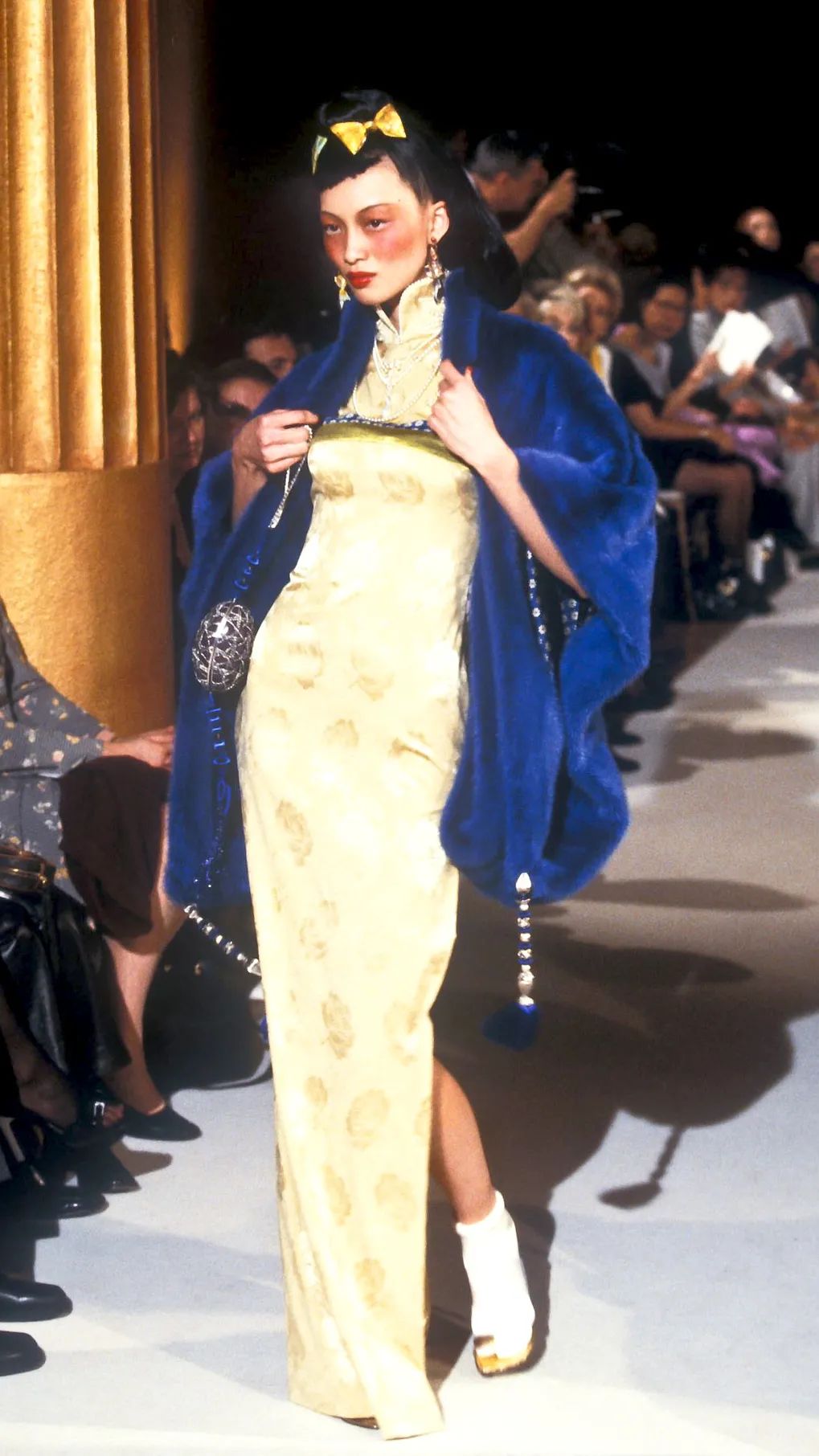 蕾丝以及会用于男士领带的厚质丝绸如果说1997年的高定是东方古韵美人