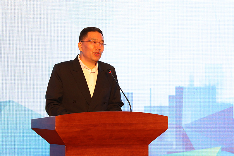 主会场开幕式上,吉林省人社厅副厅长张立福与长春高新区党工委书记