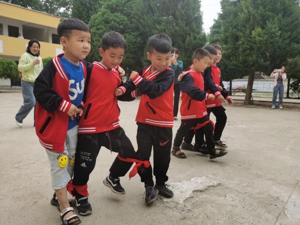 捐校服做心理辅导河南阳夏心理工作室走进太康转楼小学