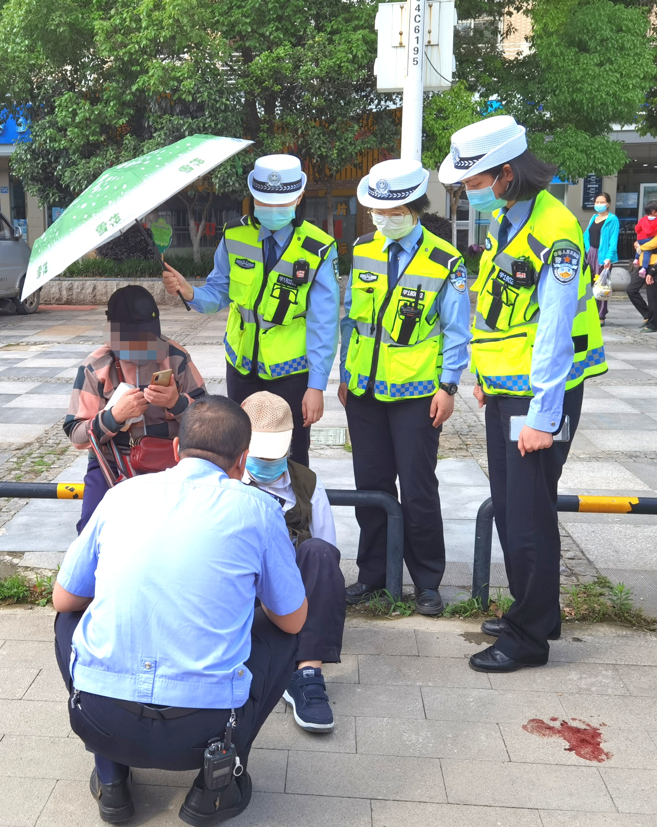 警察帮助别人的图片图片