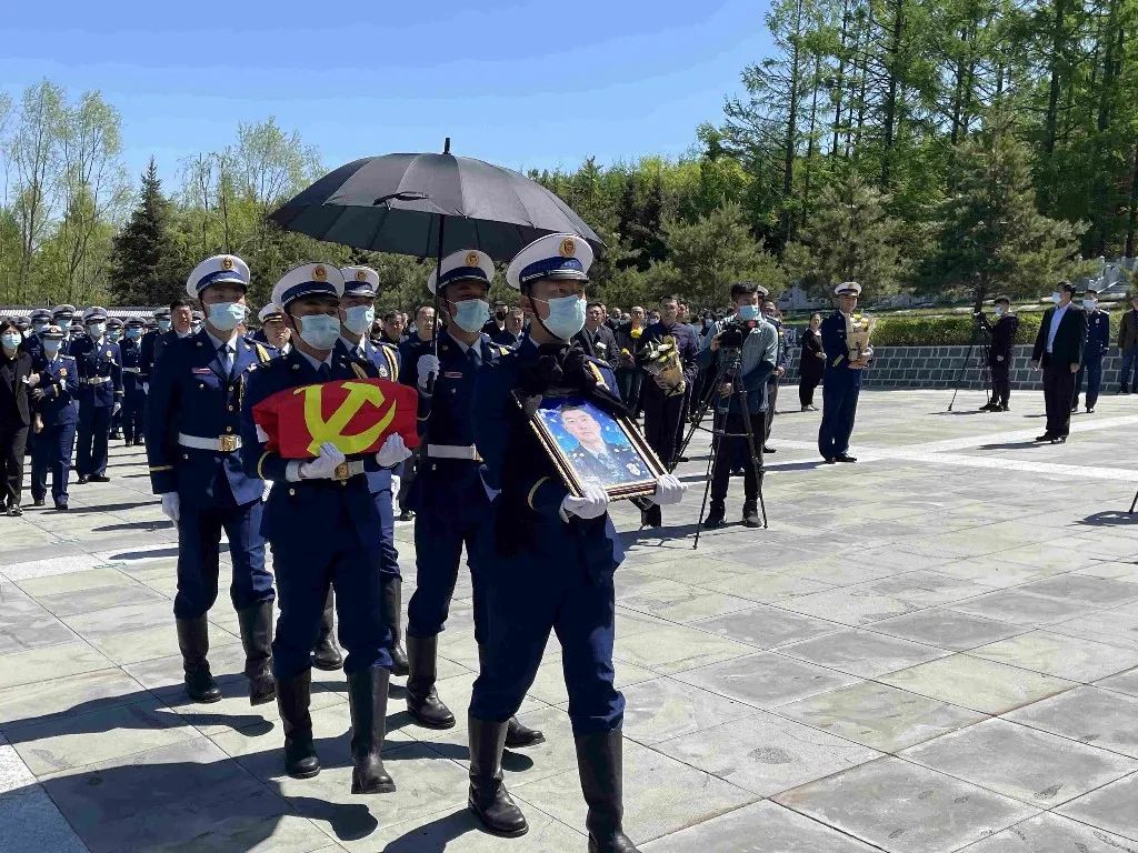 5月16日下午,烈士刘超的骨灰从云南运抵长春龙嘉机场.