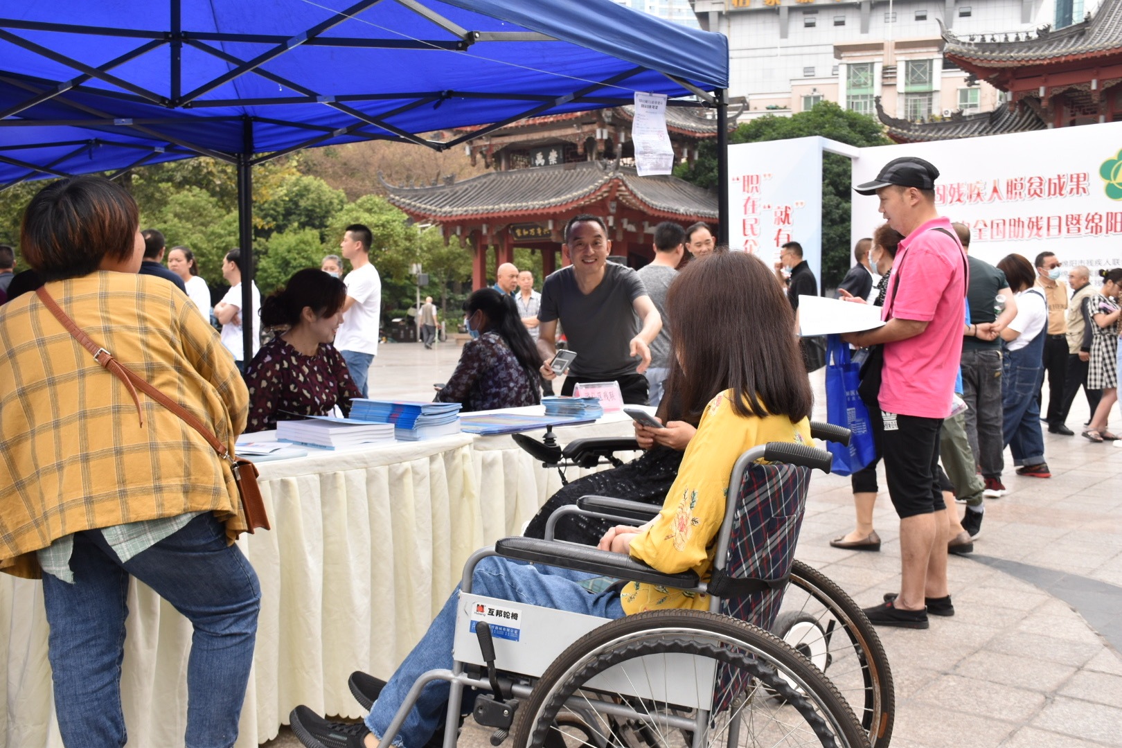 残疾人就业专场招聘会现场(何安安 摄)
