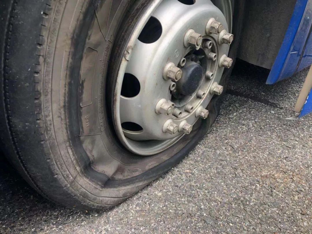运载老年旅游团大客车爆胎53人滞留高速公安暖心护安全